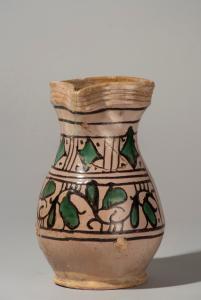 Viterbo  XV Secolo, Brocca con manico tortile, maiolica policroma